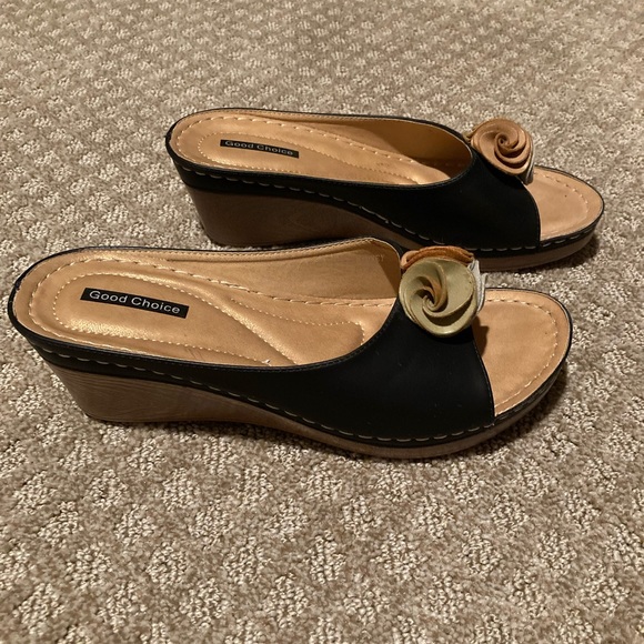 Good Choice Shoes - Good choice, size 9, black wedge shoe